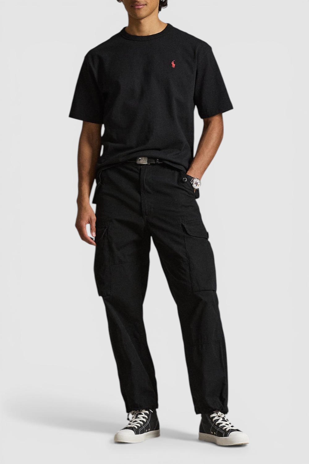 תמונת כל הלוק של חולצת טי